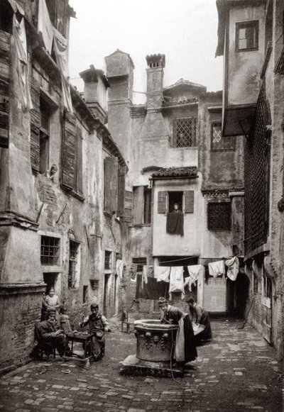 En gårdsplass omgitt av bygninger i Venezia, ca. 1880 av Ferdinando Ongania
