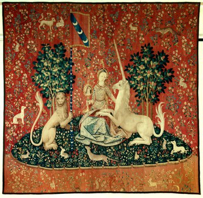 Curtain of the Lady of the Unicorn (Lady of the Unicorn): utsikten. En ung kvinne som holder et speil omgitt av en løve, en enhjørning, en ape, kaniner. Ull- og silketeppe laget mellom 1484 og 1500. Fra Chateau de Boussac, Creuse. Dim. 3,7x4,7 m. P av Flemish School