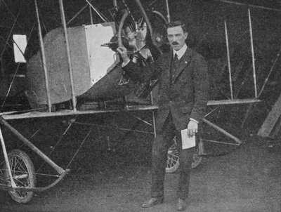 En av de beste instruktørene: Lewis WF Turner stående ved en Caudron treningsbiplan, 1913 1934 av Flight Photo
