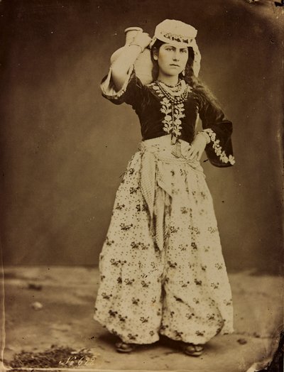 Album Damas et Baalbek : Ung syrisk kvinne i tradisjonelle klær av Félix Bonfils