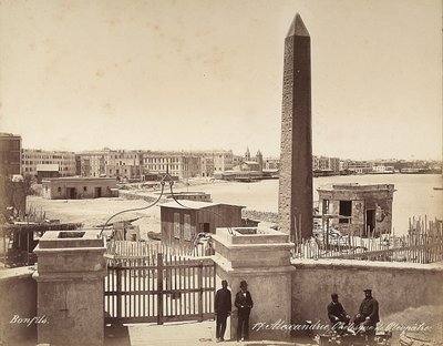 Alexandria, Egypt: Obelisken av Cleopatra, med fire menn som poserer for fotografiet av Félix Bonfils