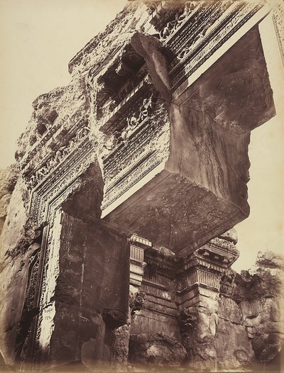 Detalj av inngangen til et tempel, i den arkeologiske sonen Heliopolis eller Baalbek, gammel syrisk by, nå Libanoni av Félix Bonfils