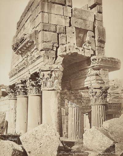 Detalj av pronaos til Bacchus-tempelet, i den arkeologiske sonen Heliopolis eller Baalbek, gammel syrisk by, nå Libanon av Félix Bonfils