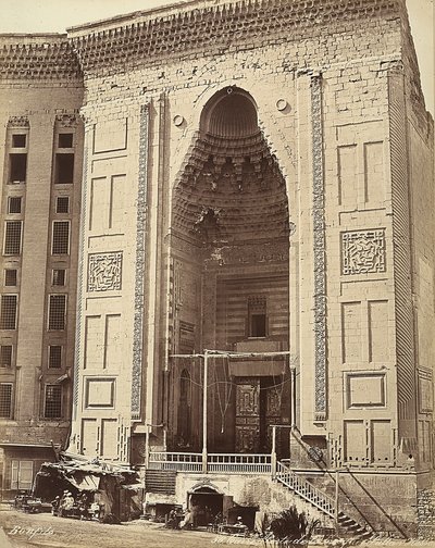 Dør til moskeen til Sultan Hassan, i Kairo, Egypt av Félix Bonfils