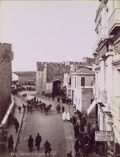 Interiør av Jaffa-porten, ca. 1870. av Félix Bonfils