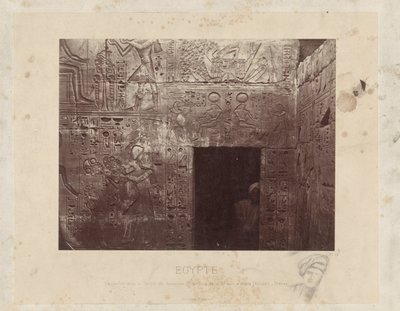Mann i en døråpning i tempelet til Ramses III i Egypt Skulpturer i Ramesses III-tempelet, på baksiden av den andre gårdsplassen, til høyre (Karnak) - Theben (tittel på objektet) Egypt (serietittel på objekt) av Félix Bonfils