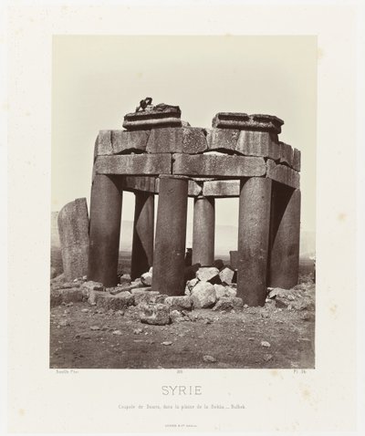 Man op av qubba van Douris, nær Baalbek Syria. Dome of Douris, på sletten Bekàa - Balbek (tittel på objekt) Antikkens arkitektur: Egypt, Hellas, Lilleasia: fotoalbum (serietittel) av Félix Bonfils