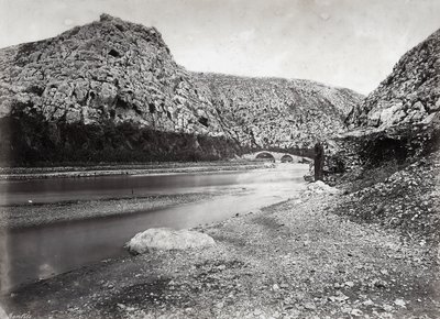 "Nahr el-Kalb" (elven til hunden) blant fjellene i Libanon, nær Beirut, i Palestina av Félix Bonfils