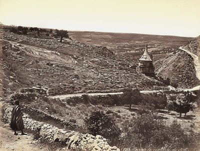Panoramautsikt over Cedron-dalen eller Josafat, med Absaloms grav, i utkanten av Jerusalem. En mas ser på utsikten fra gaten av Félix Bonfils