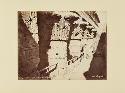 Portikken til Esneh-tempelet. (Egypt) av Félix Bonfils