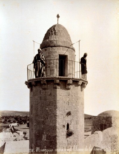 To muezziner kaller de troende til bønn fra toppen av en minaret av Félix Bonfils