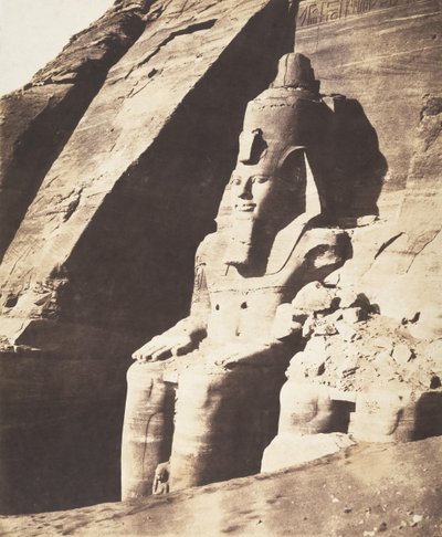Abou Sembil, Grand Spéos - Kolossale statuer, trekvarts utsikt, 1851-52. av Félix Teynard