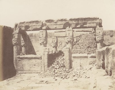 Dendera Tentyris, Temple of Athor - Sanctuary plassert i den sørvestlige vinkelen..., 1851-52, trykt 1853-54. av Félix Teynard