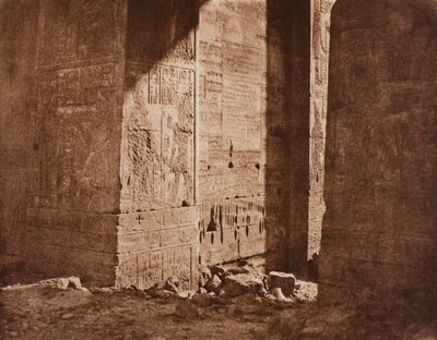 Første pylon - fransk inskripsjon skåret på den østlige forfanget ved punkt H, Island of Fila.., 1851 av Félix Teynard