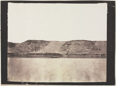 Generell utsikt over monumenter hugget inn i berggrunnen med fotografer Dahabieh. Abu Simbel, 1851-1852. av Félix Teynard