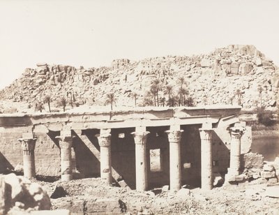 Island of Fileh Philæ, Western Colonnade - Ruiner sett fra punkt L, 1851-52, trykt 1853-54. av Félix Teynard
