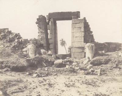 Karnak Theben, First Pylon - Ruins of the Gate and the Colossi, ..., 1851-52, trykt 1853-54. av Félix Teynard