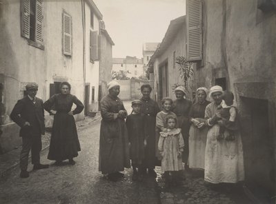 [Gruppe voksne og barn i en landsbygate i Auvergne], ca. 1910. av Félix Thiollier