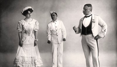 Florence Jameson, Reginald Switz og Alfred Clarke i en scene fra The Blue Moon, 1900-tallet. av Foulsham and Banfield