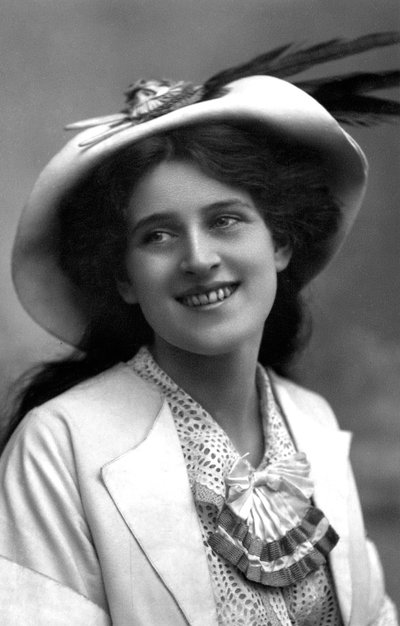 Zena Dare 1887–1975, engelsk skuespillerinne, 1908. av Foulsham and Banfield
