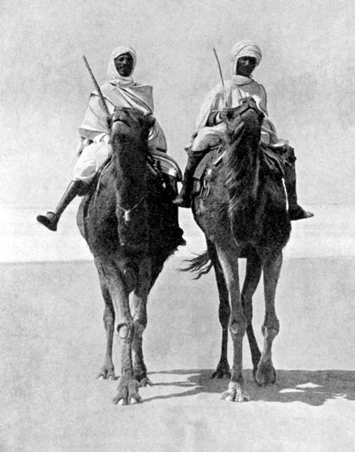 To arabere som rir på kameler i Sahara-ørkenen, Afrika, 1936. av Fox Photos