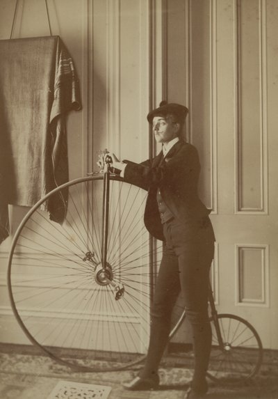 Inne i huset med en Penny Farthing-sykkel, ca. 1890 (sepia-bilde) av Frances Benjamin Johnston