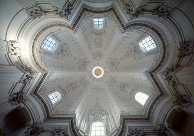 Innvendig utsikt over kuppelen til kirken St Ivo alla sapienza av Francesco Borromini