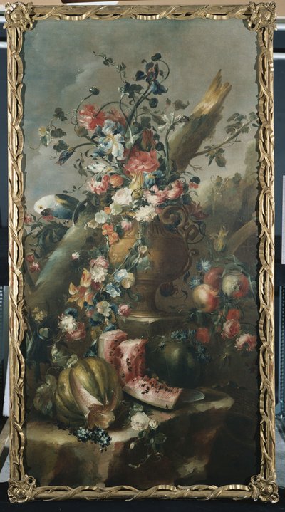 Blomster i en skulpturert urne, med meloner og papegøye av Francesco Guardi