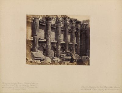 Baalbek - Nordveggen i Jupitertempelets indre, som viser de riflede søylene av Francis Bedford