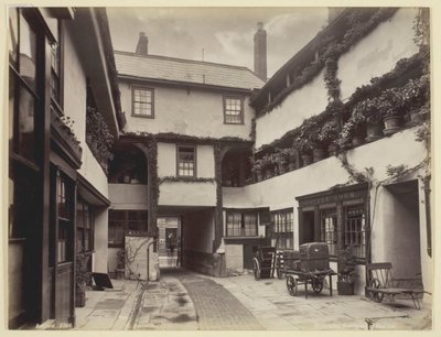 Gloucester, Courtyard of New Inn, 186094. av Francis Bedford