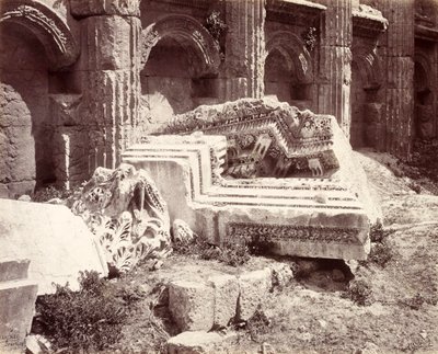 Skulpturerte levninger i Jupiters tempel, Baalbek av Francis Bedford