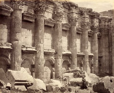 Nordveggen i Jupitertempelets indre, som viser de riflede søylene, Baalbek av Francis Bedford