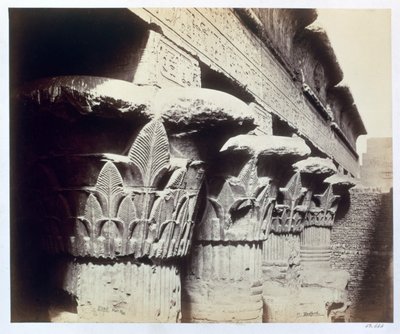 Hovedstedene i portikken, Temple of Khnum, Esna, Egypt, 1862 av Francis Bedford