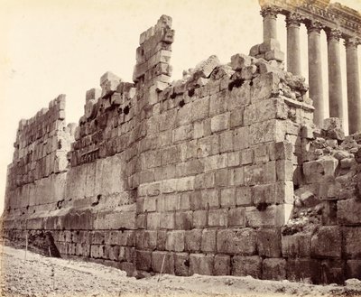 Vestenden av ytterveggen til Soltempelet i Baalbek av Francis Bedford