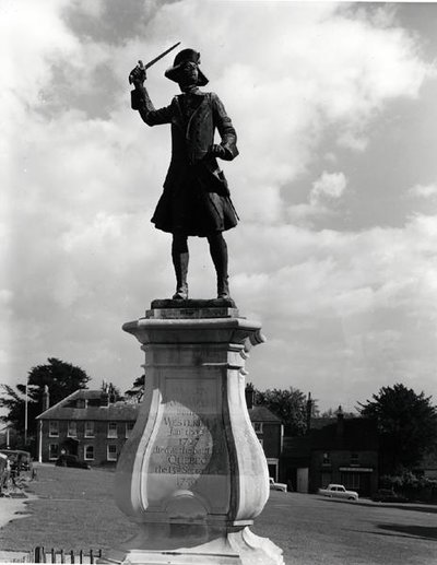 Statue av generalmajor James Wolfe (1727-59) (bronse) (s/hvitt-bilde) av Francis Derwent Wood
