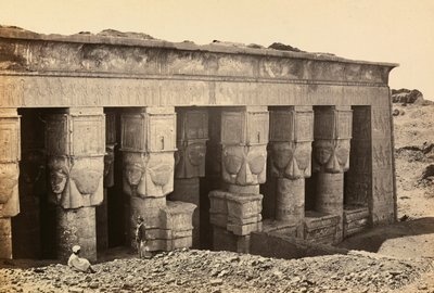 "Egypt og Palestina": fasade av pronaos til tempelet fra romertiden dedikert til gudinnen Hathor i Dandara, Øvre Egypt av Francis Frith
