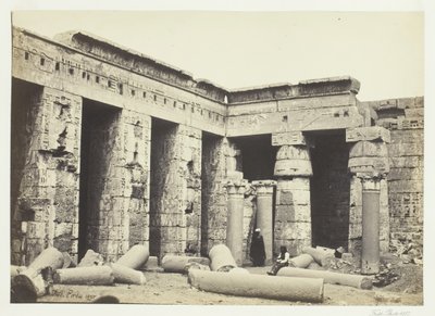 Interiørretten i Medinet Habbo, Theben, 1857. av Francis Frith