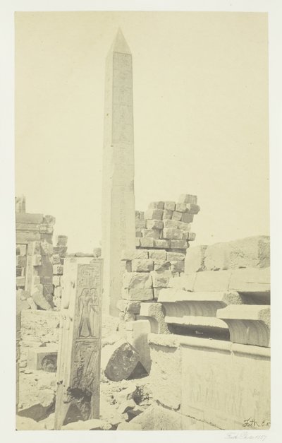 Obelisk og granitt Lotus-søyle, Karnac, 1857. av Francis Frith