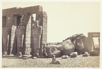 Osiride-søyler og Great Fallen Colossus, ca. 1857, trykt 1862. av Francis Frith
