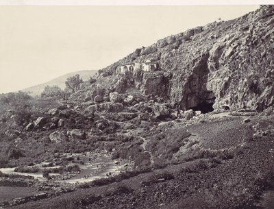 Hovedkilden til Jordan, strømmer fra en hule nær Banias, nær stedet for ..., ca. 1857. av Francis Frith