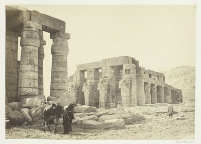 Memnonium, Theben, fra sletten, 1857. av Francis Frith