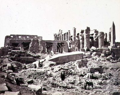 El-Karnak-tempelet fra sørøst, ca. 1856-59 (sepia-bilde) av Francis Frith