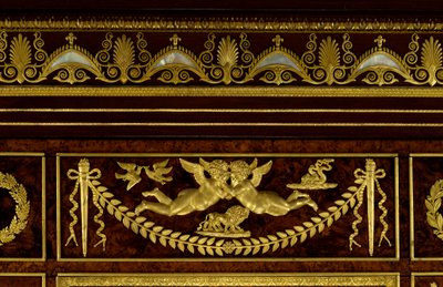 Møbler: detaljer om garderobedrivhusjuvelene til Impress Josephine de Beauharnais (Marie-Joseph-Rose de Tascher de la Pagerie) (Marie Joseph Rose) (1763-1814) laget av tre, forgylt bronse av Francois Jacob-Desmalter (Jacob Desmalter ) (1770–1841) av Francois Honore Georges Jacob Desmalter