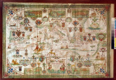 Geografisk kart over Middelhavet som viser Europas kyster (Frankrike, Spania, Italia og Afrika (Tunisia, Algerie, Egypt). Havet er befolket med monstre og karaveller, mens på land er synlige alle slags dyr og innbyggere i regi av Francois Ollive