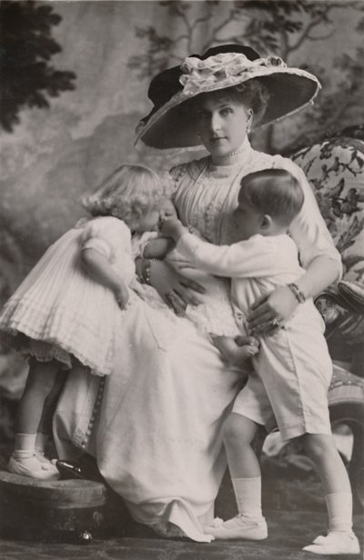 Dronning Victoria av Spania med prins Alfonso, prinsesse Maria Christina og prinsesse Beatrice, 1911. av Frank Arthur Swaine