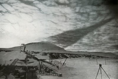 The Shadow of Mount Erebus on the Clouds, september 1911, 1913 av Frank Debenham