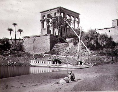 Trajan-tempelet, ser sørvest, Philae (svart-hvitt-bilde) av Frank Mason Good