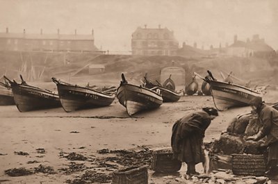 Kvinner laster fisk i kurver fra fiskebåtene, Whitby Harbor av Frank Meadow Sutcliffe
