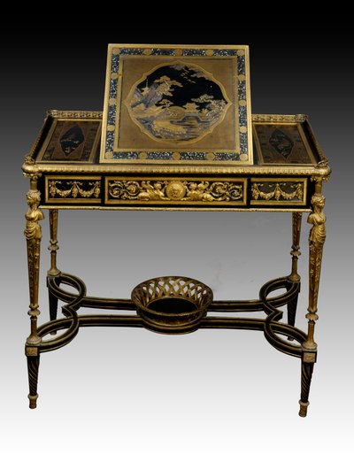 Skrivebord i lakkert tre av Francois Remond (1747-1812) (gullkvinne) og Adam Weisweiler (1744-1820) i tre og bronse fra kabinettet til dronning Marie Antoinette i Saint Cloud. 1784 Paris. Museet Louvre av François Rémond