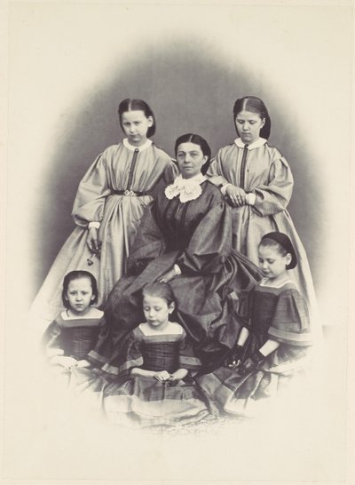 [Portrett av en sittende kvinne omgitt av fem jenter, sittende og stående], 1850-60-tallet. av Franz Antoine